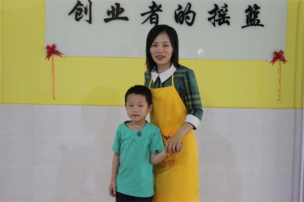 煌旗学员王女士和她的儿子